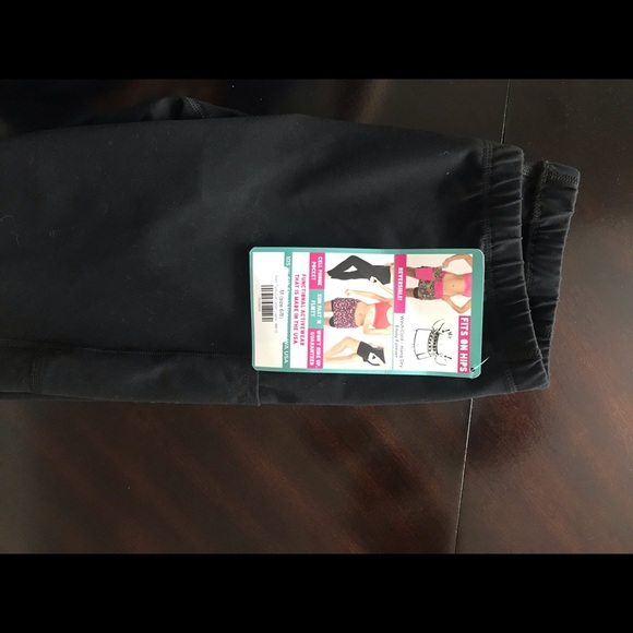 Sweet Spot Skirts. Calf Length Leggings - Picture 4 of 7